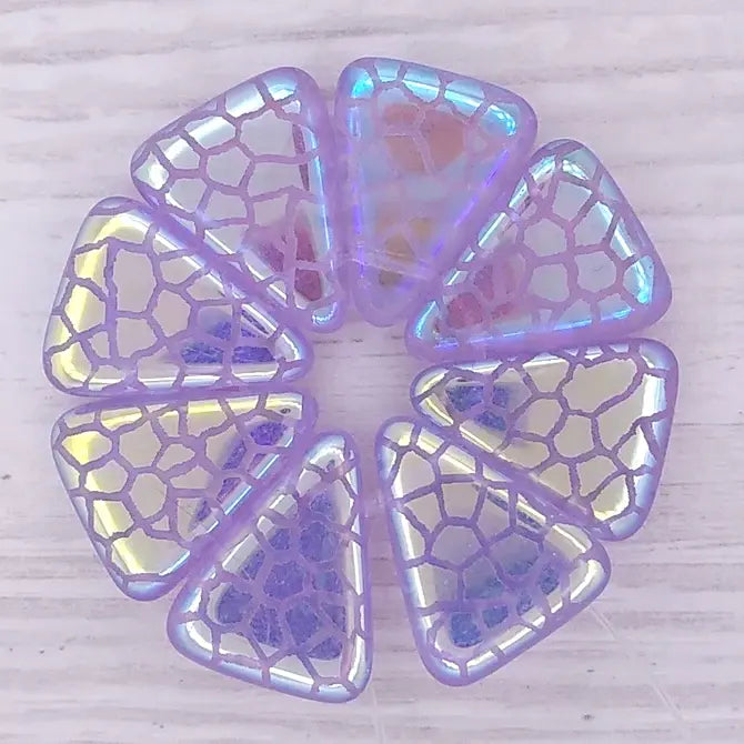 8 x Mauve triangles with laser etched giraffe (18x14mm)