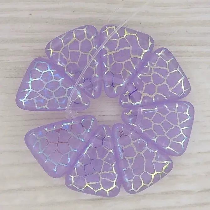 8 x Mauve triangles with laser etched giraffe 2 (18x14mm)