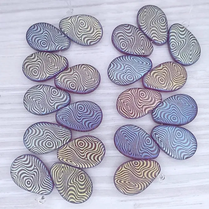 10 x Dark Red drops with laser etched Contours (18x12mm)