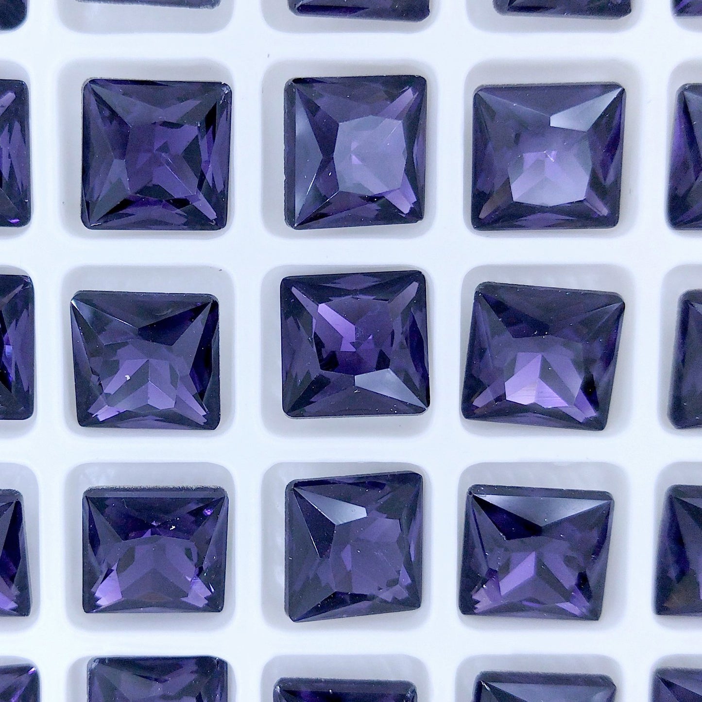 10mm Princess square in Amethyst (Aurora)