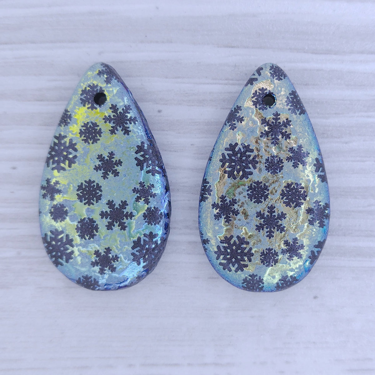 etched Black drop or pendant with laser etched snowflakes (30x17mm)
