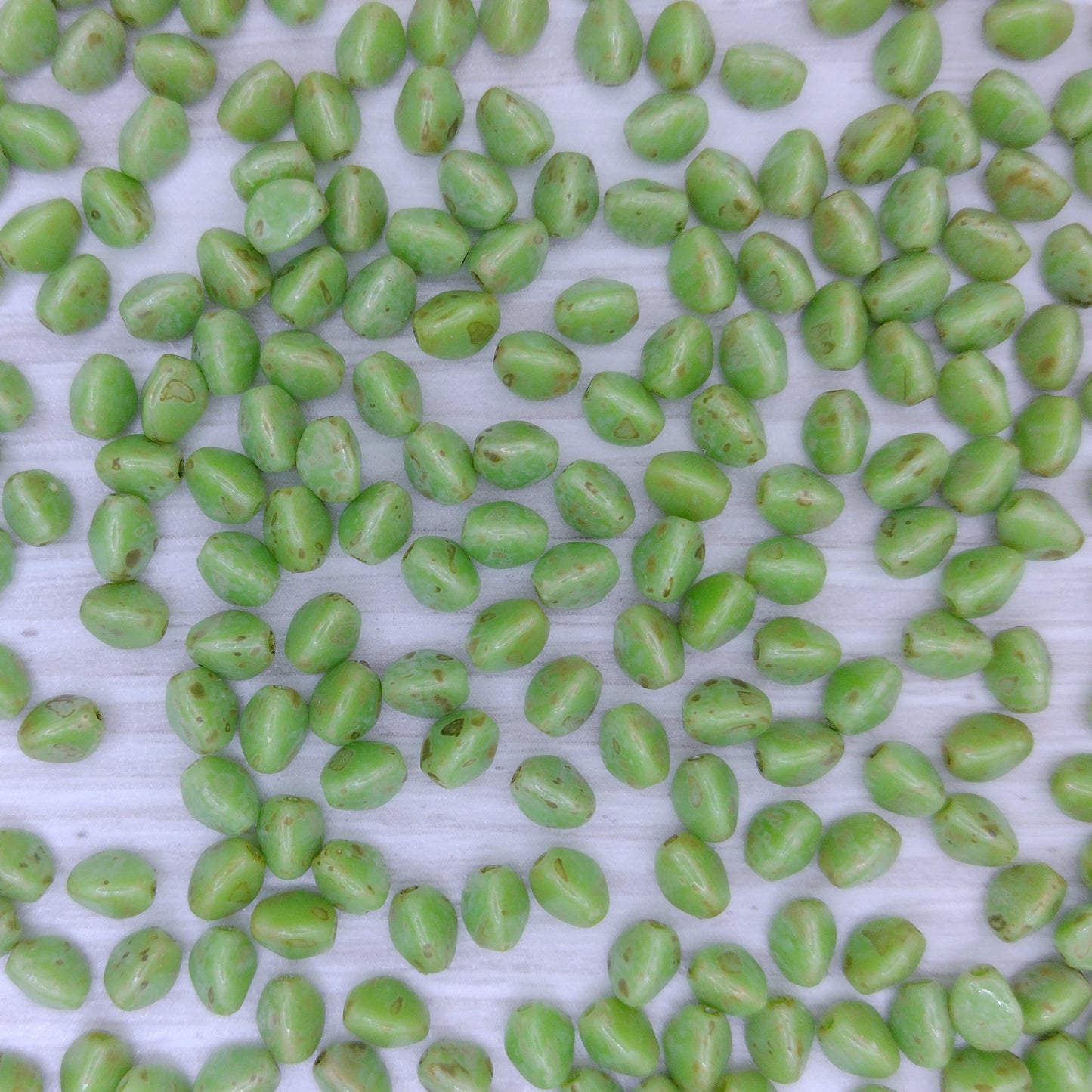 50 x pinch beads in Opaque Light Green Picasso (3x5mm)