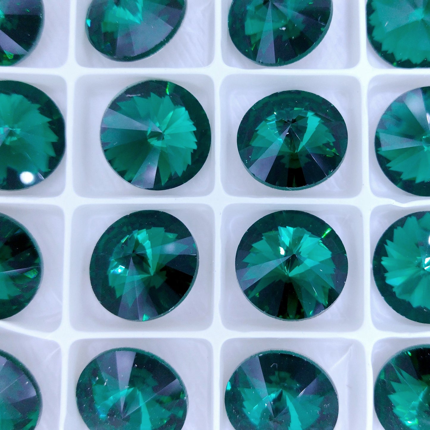 16mm rivoli in Emerald (Aurora)