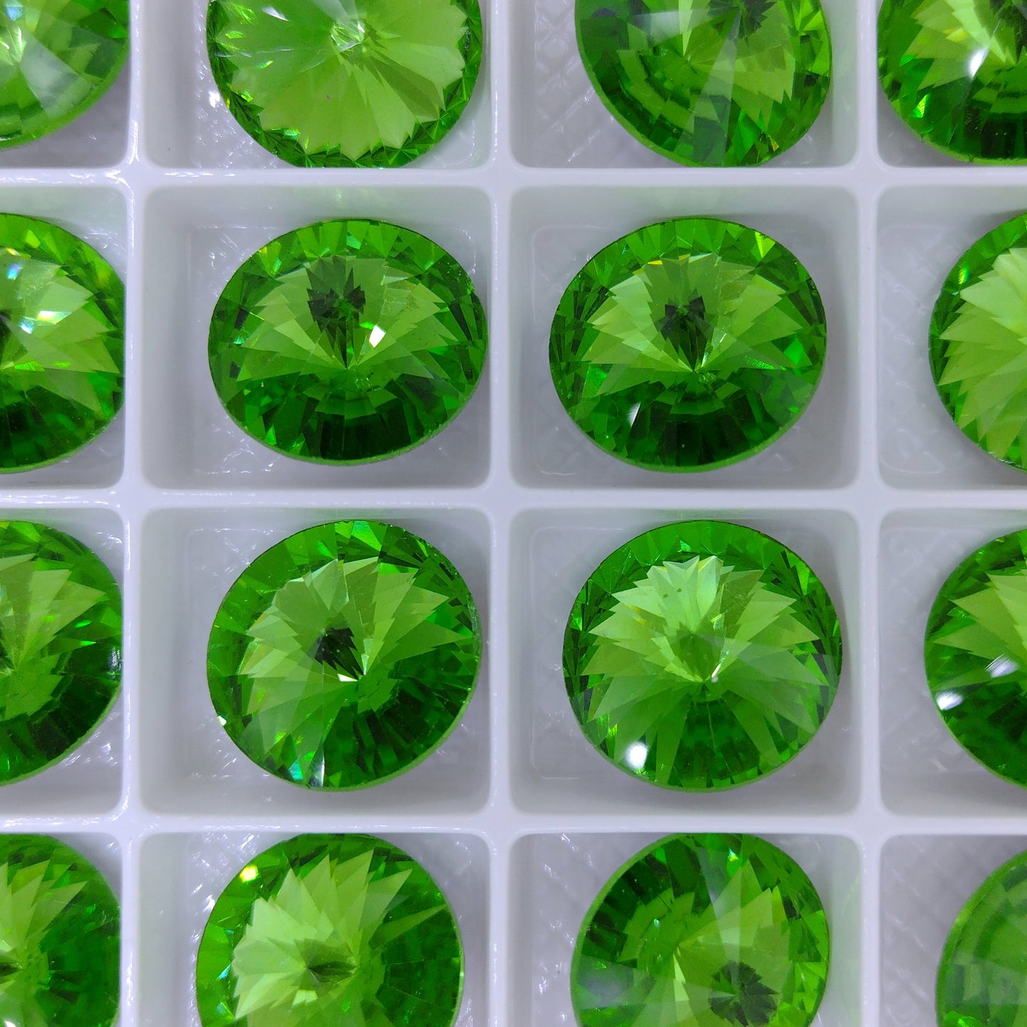 16mm rivoli in Peridot (Aurora)