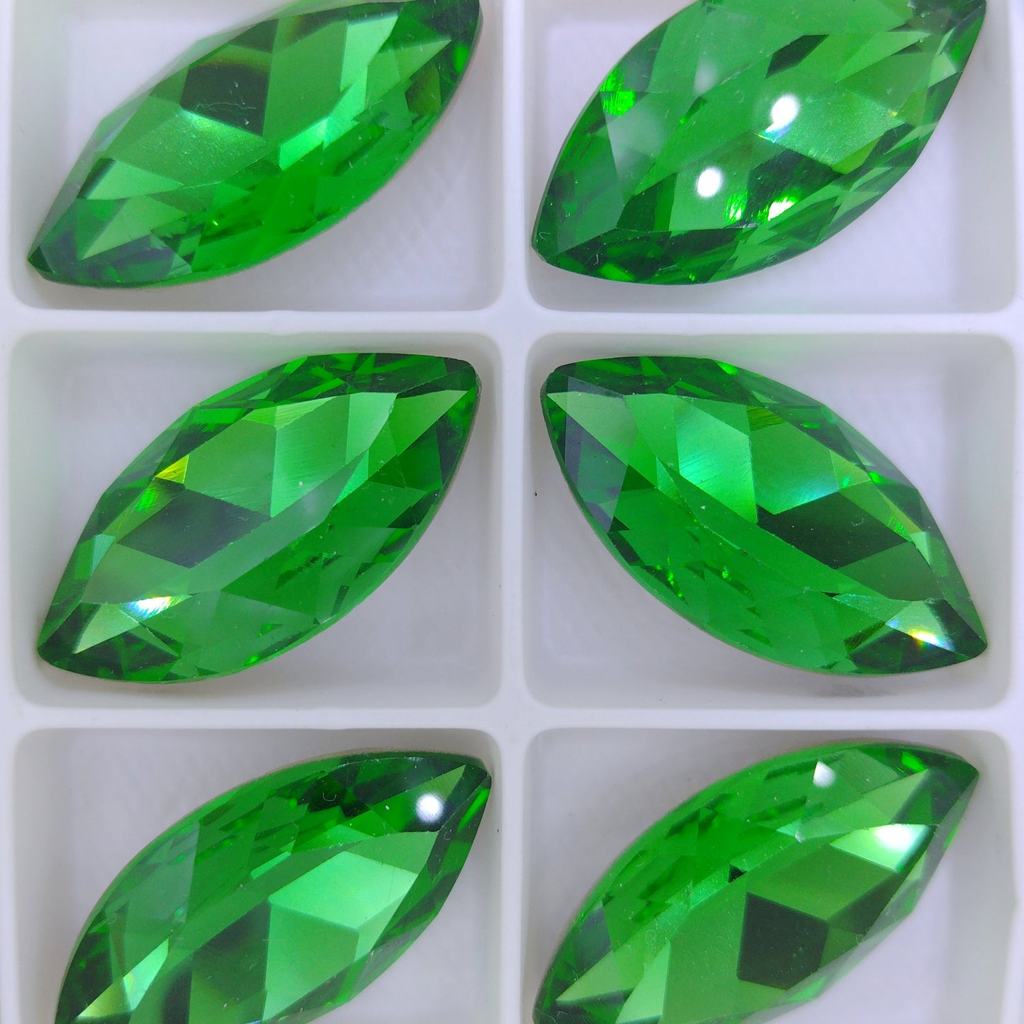 32x17mm Classical Navette in Erinite (Aurora)