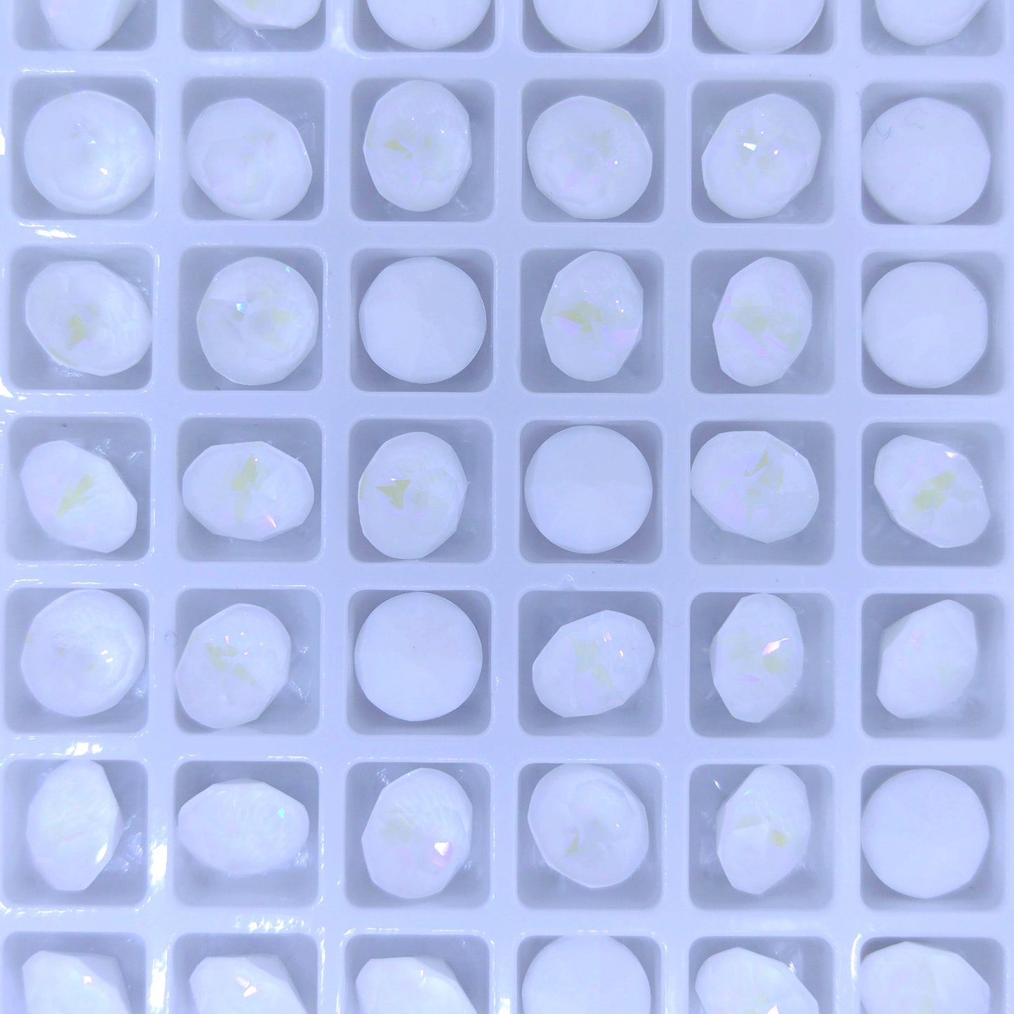 8mm chaton in Crystal Light Grey Delite (Aurora)