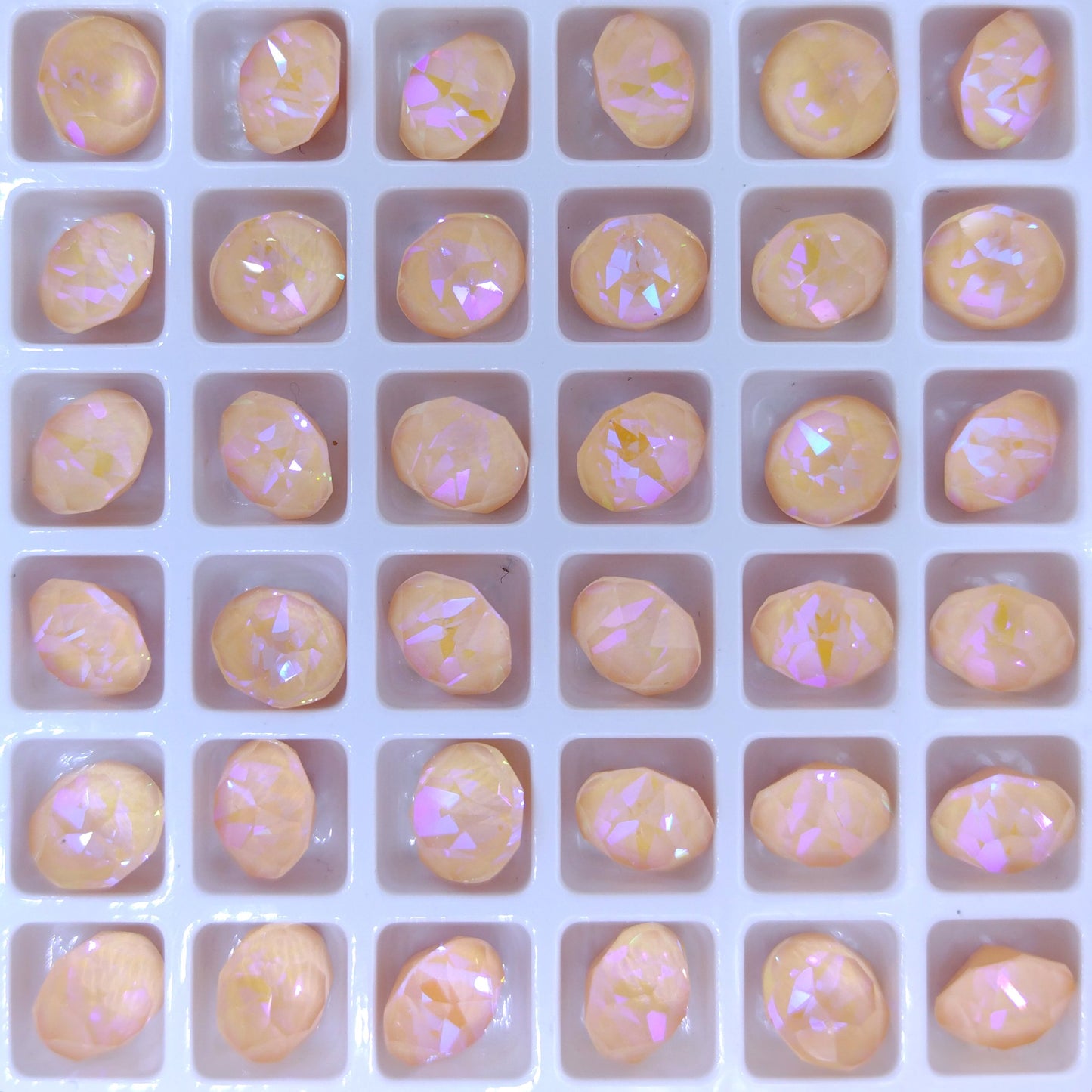 8mm chaton in Crystal Peach Delite (Aurora)