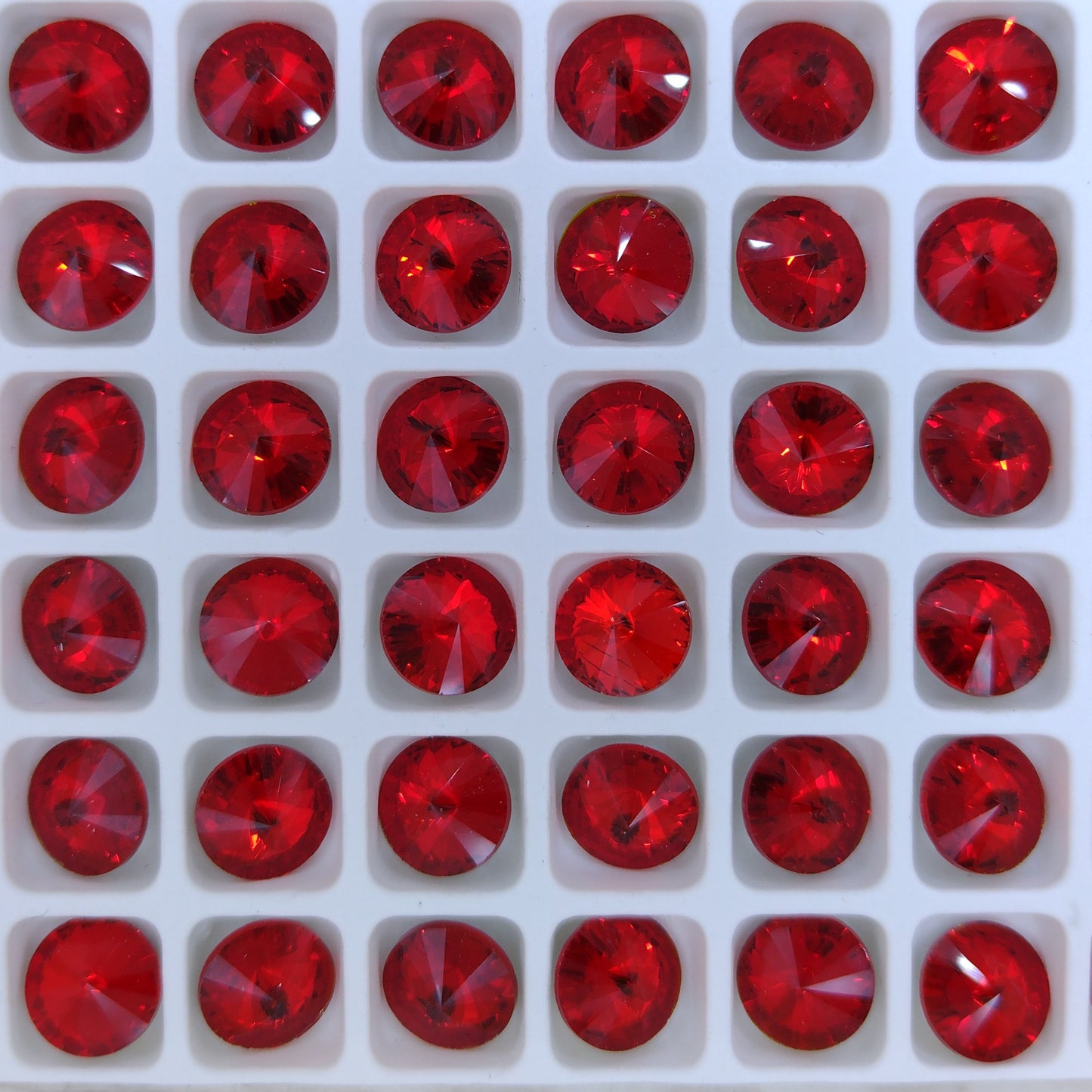 8mm rivoli in Light Siam (Aurora)