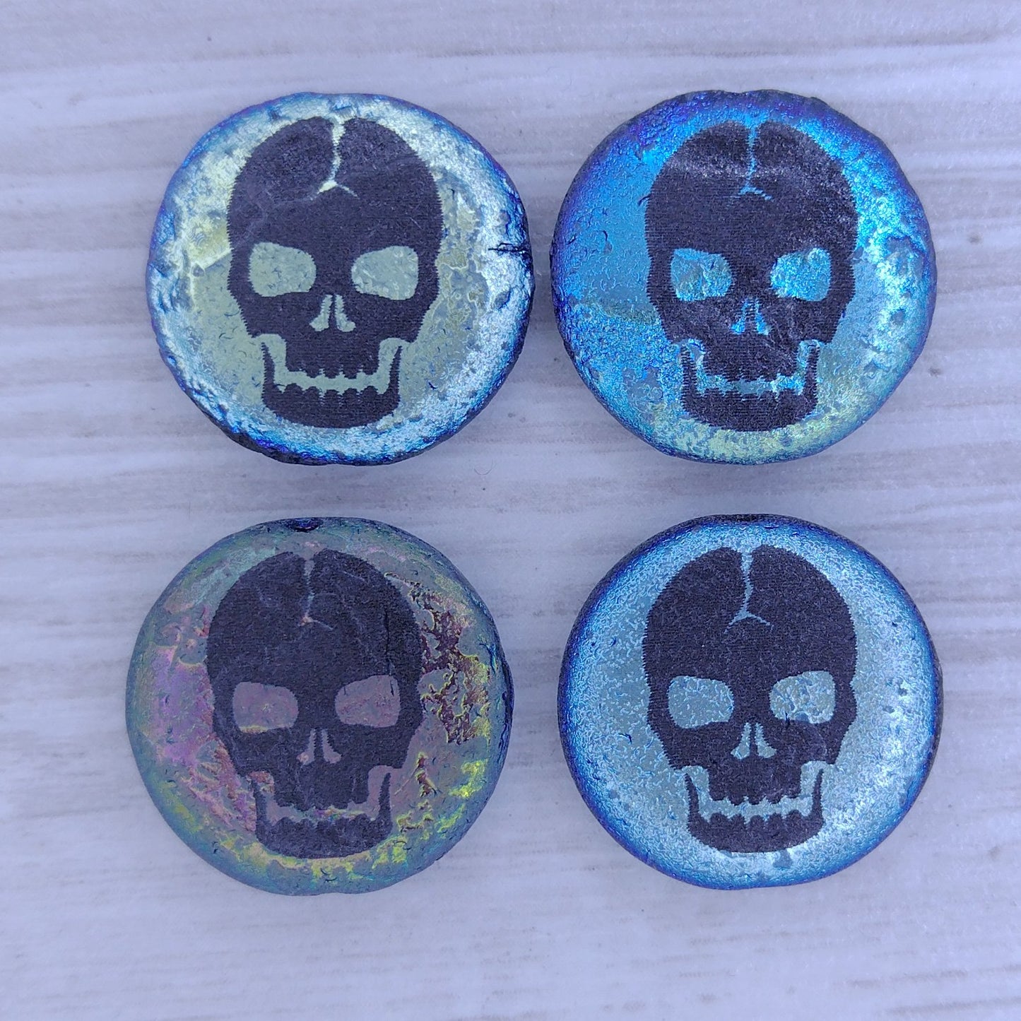 4 x 17mm round discs in etched Black and laser etched Skull