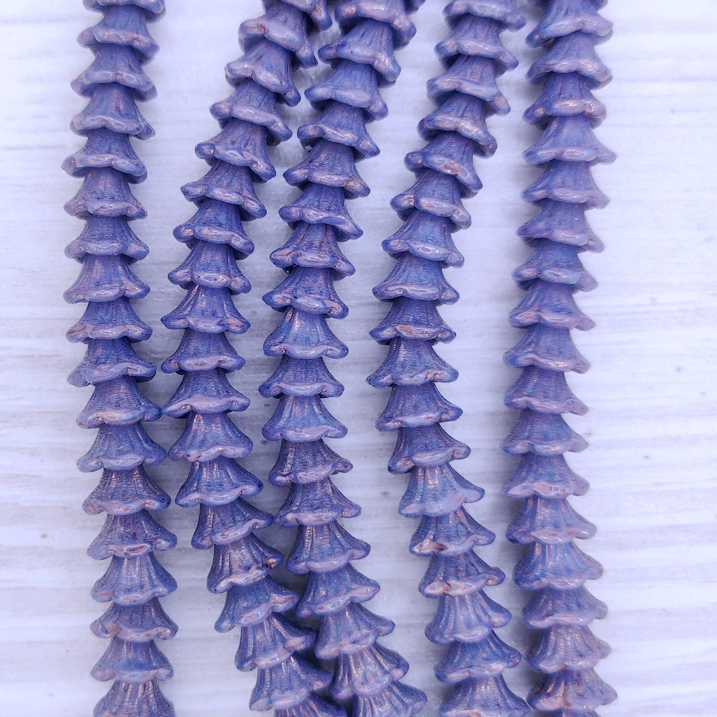 25 x flower cups in Vega Lustre (7x5mm)