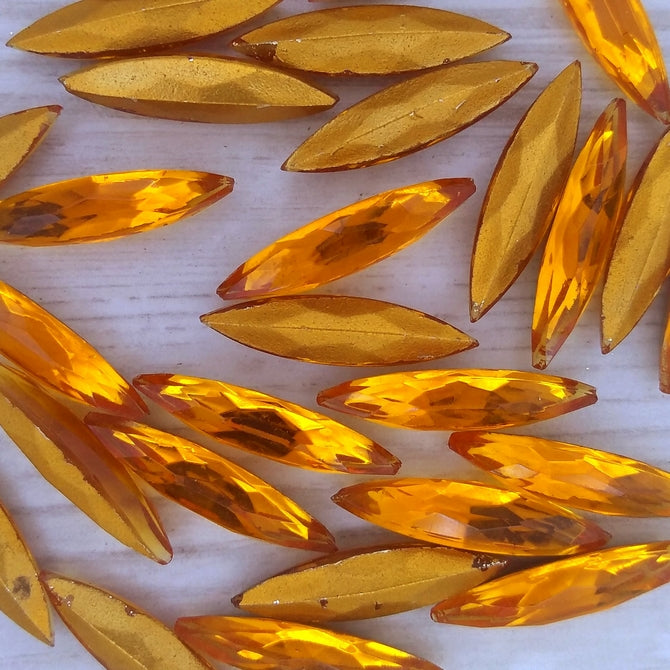24x6mm Navettes in Topaz (vintage)