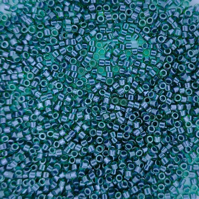 DB0275 - 1g Size 11/0 delicas in Lined Emerald Lustre