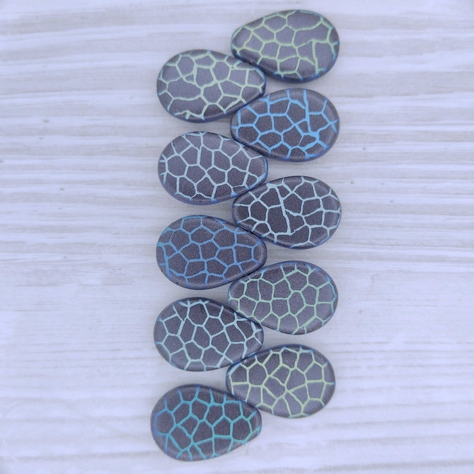 10 x Black drops with laser etched Giraffe (18x12mm)