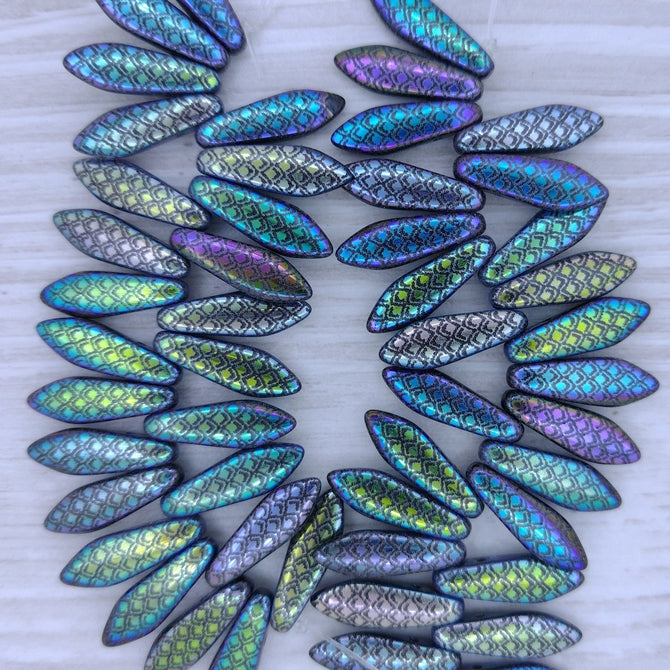 25 x Laser etched 2 hole daggers in Black with Scales (5x16mm)