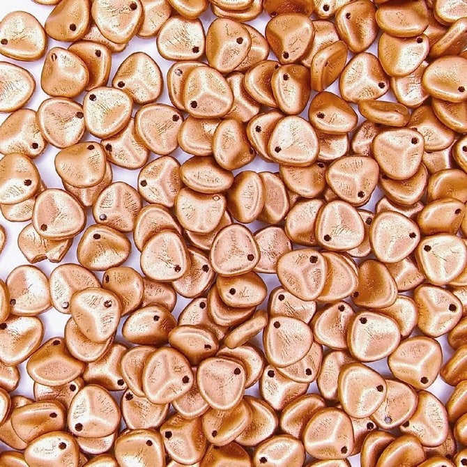25 x small rose petals in Vintage Copper (8x7mm)