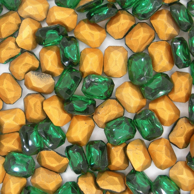 Cab81 - 8x6mm octagonal cabochon in Emerald (Vintage)