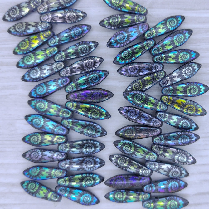 25 x Laser etched 2 hole daggers in Black with Shell (5x16mm)