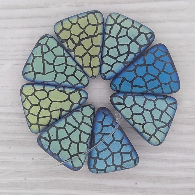 8 x Black triangles with laser etched Giraffe (18x14mm)