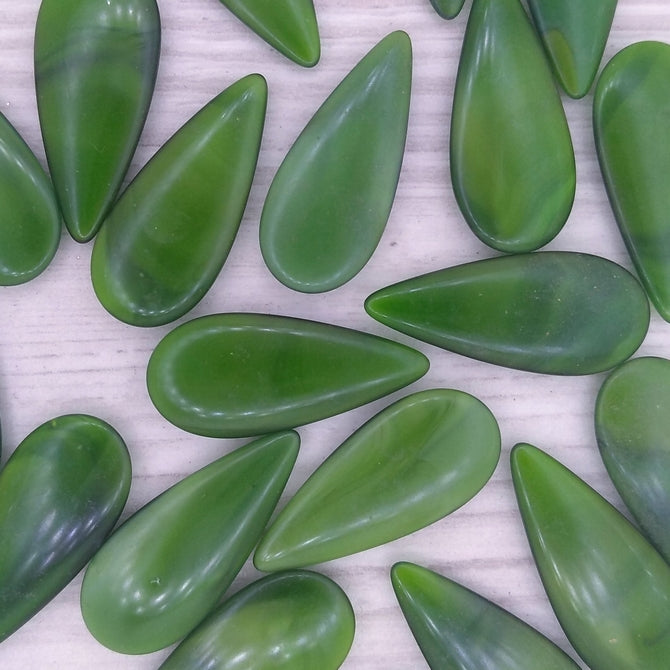 25x11mm Tear drop cabochon in Green (Vintage)