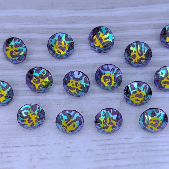 8mm Aurora chaton in Burgundy with laser etched Jaguar