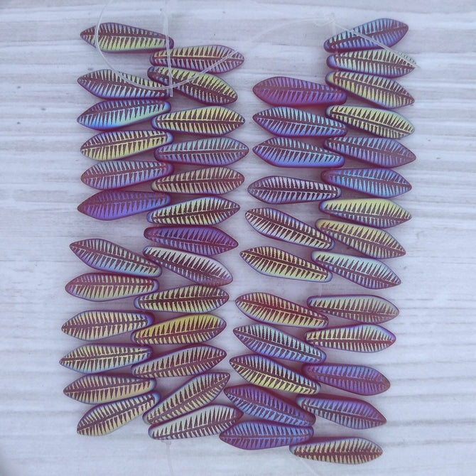 25 x Laser etched daggers in Matt Red with Feather (5x16mm)