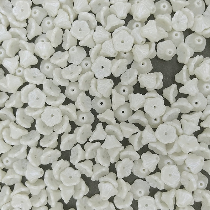 25 x flower cups in Pearl White Shine (7x5mm)