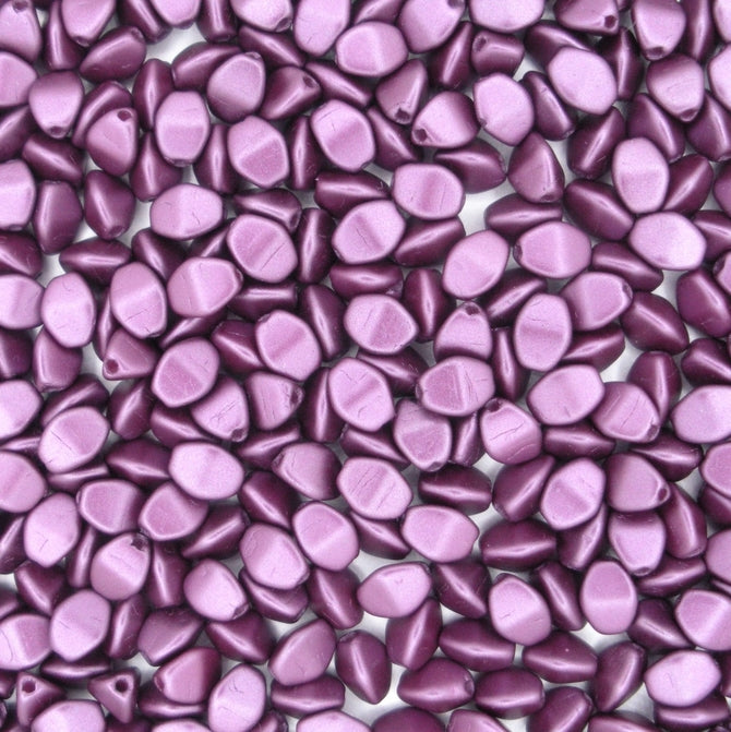 50 x pinch beads in Pastel Purple Pearl