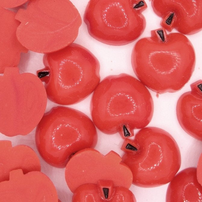 Cab123 - 18mm bright Red apple cabochon (Vintage)
