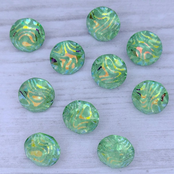 8mm Aurora Chaton in Peridot with laser etched Contours