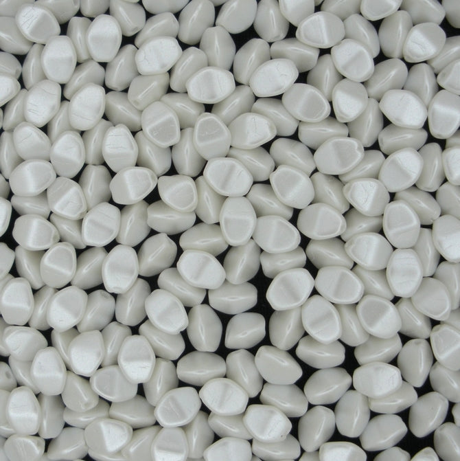 50 x pinch beads in Pastel White