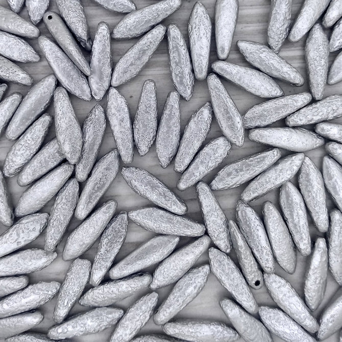 10 x daggers in etched Aluminium Silver (5x16mm)