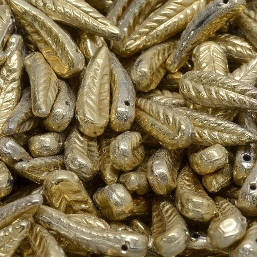 10 x bird feathers in Amber (5x17mm)