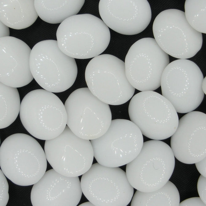 Cab02 - 12x10mm oval cabochon in White (Vintage)