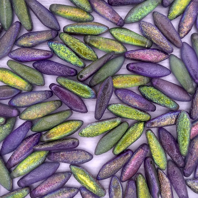 10 x daggers in etched Magic Orchid (5x16mm)