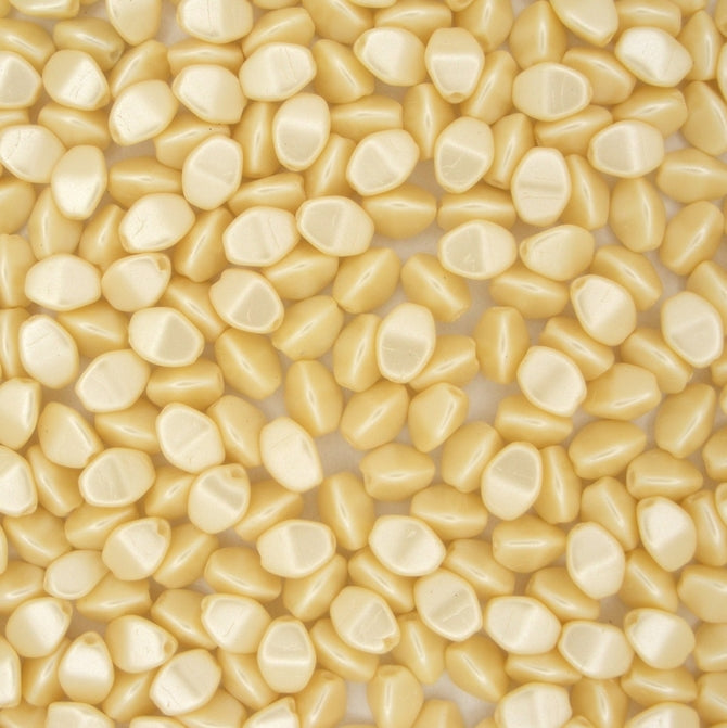 50 x pinch beads in Pastel Cream