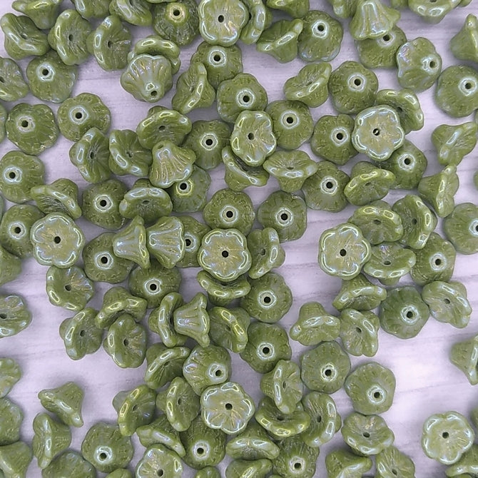 25 x flower cups in Green Rainbow (7x5mm)