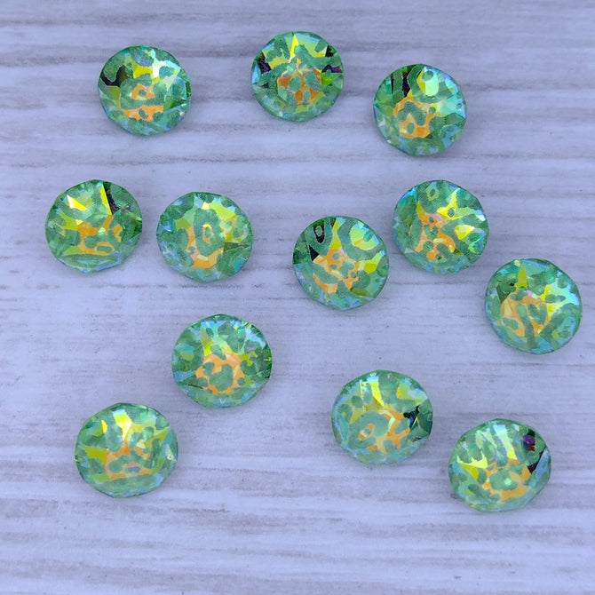 8mm Aurora Chaton in Peridot with laser etched Jaguar