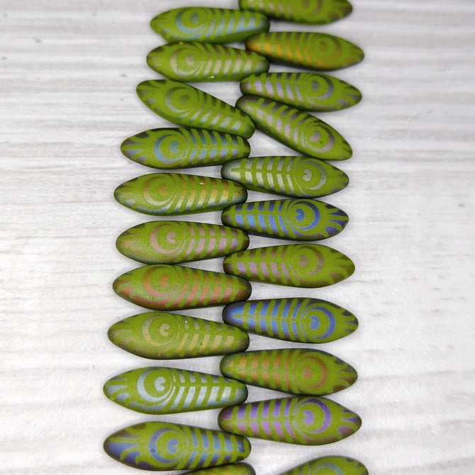 25 x Laser etched daggers in Matt Green with Peacock pattern (5x16mm)