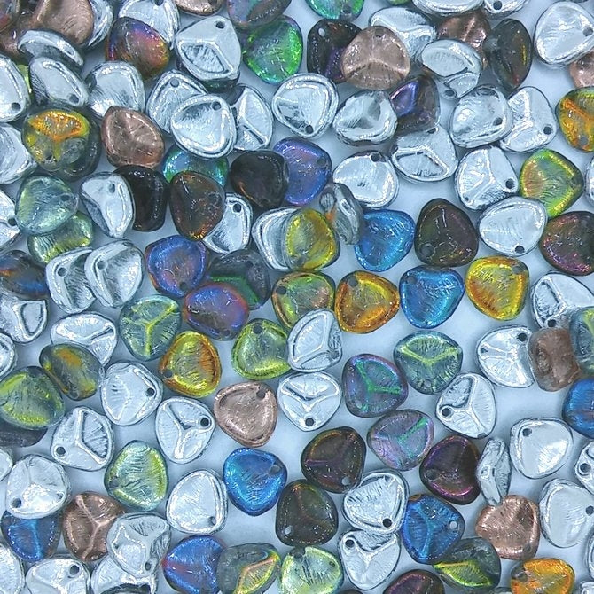 25 x small rose petals in Silver/Crystal AB (8x7mm)