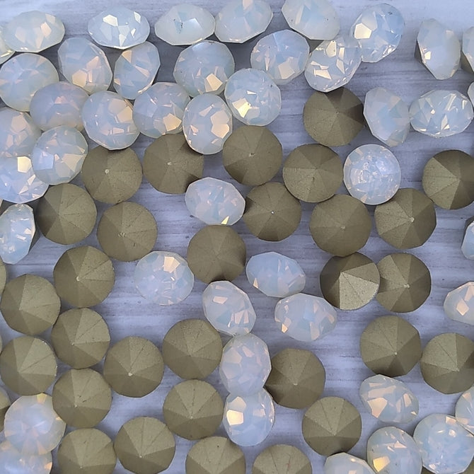 10 x 8mm chatons in White Opal (Vintage Czech)
