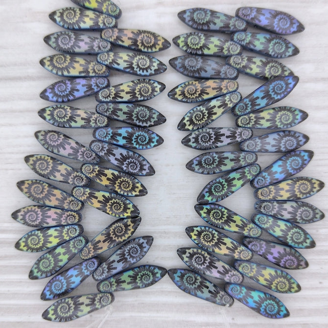 25 x Laser etched 2 hole daggers in Matt Black with Shell (5x16mm)