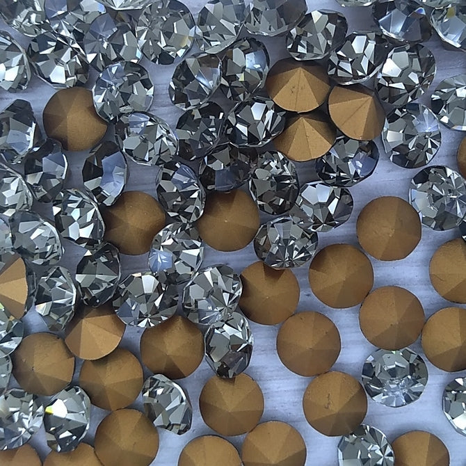 10 x 8mm chatons in Black Diamond (Vintage Czech)