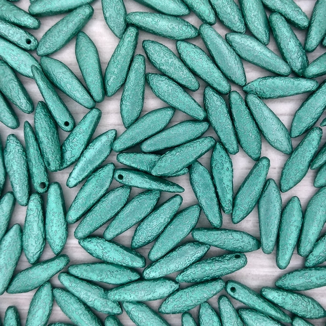 10 x daggers in etched Metallic Emerald (5x16mm)