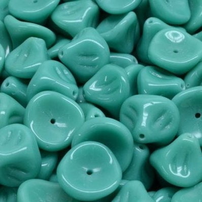 10 x Daylily flowers in Jade (10x8mm)