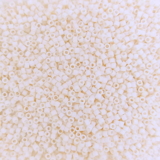 DB1510 - 25g Size 11/0 delicas in Matt Opaque Bisque White