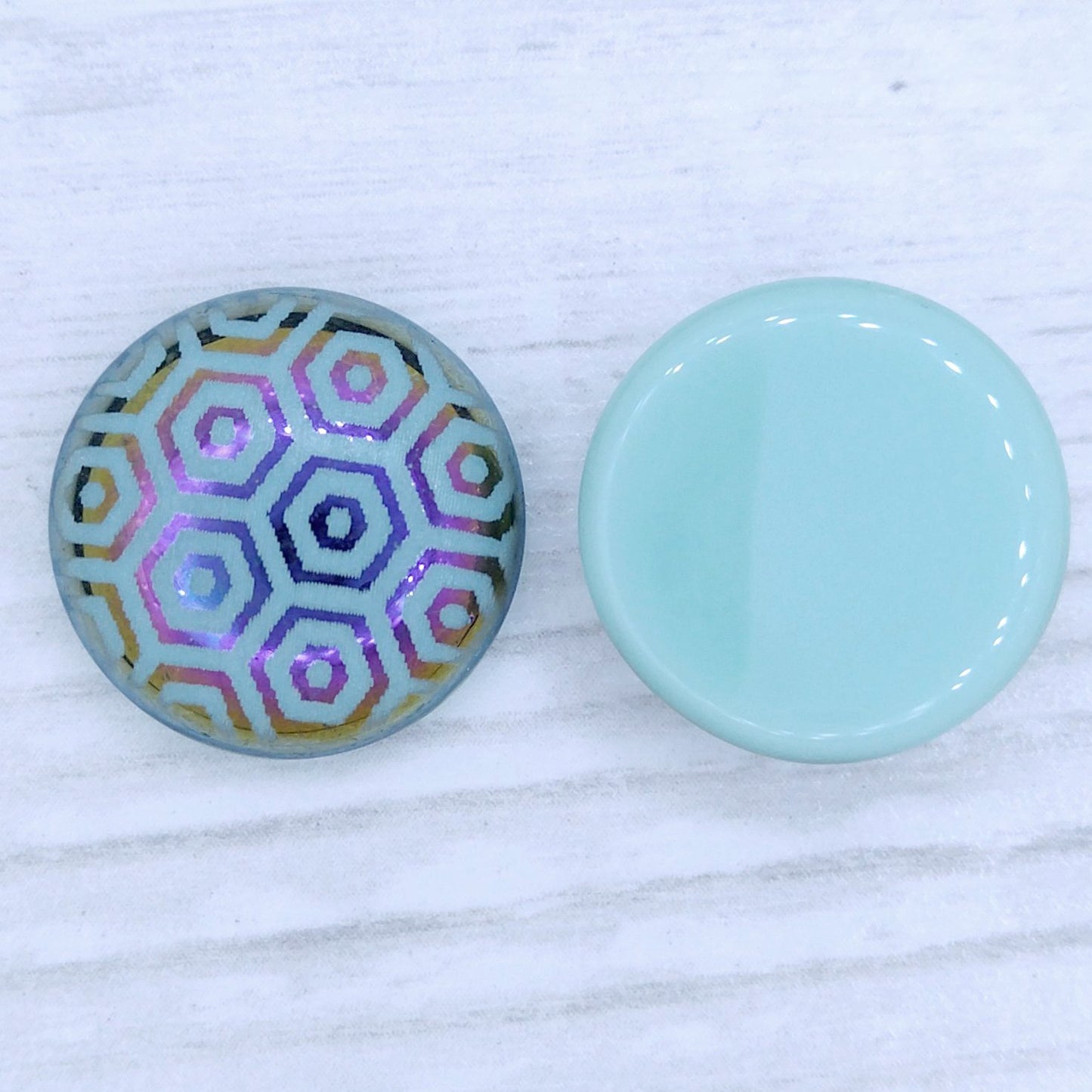 18mm Flatback Cabochon in Jade with Hexagons