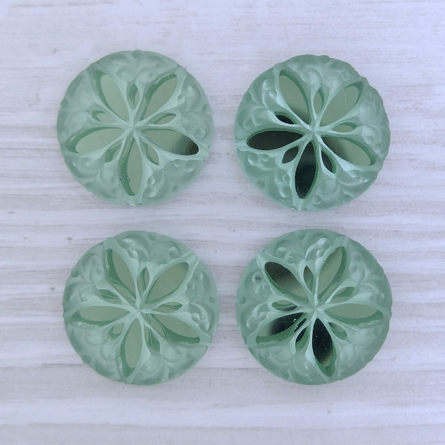 2724 - 18mm TC Sand Dollar cabochon in Green