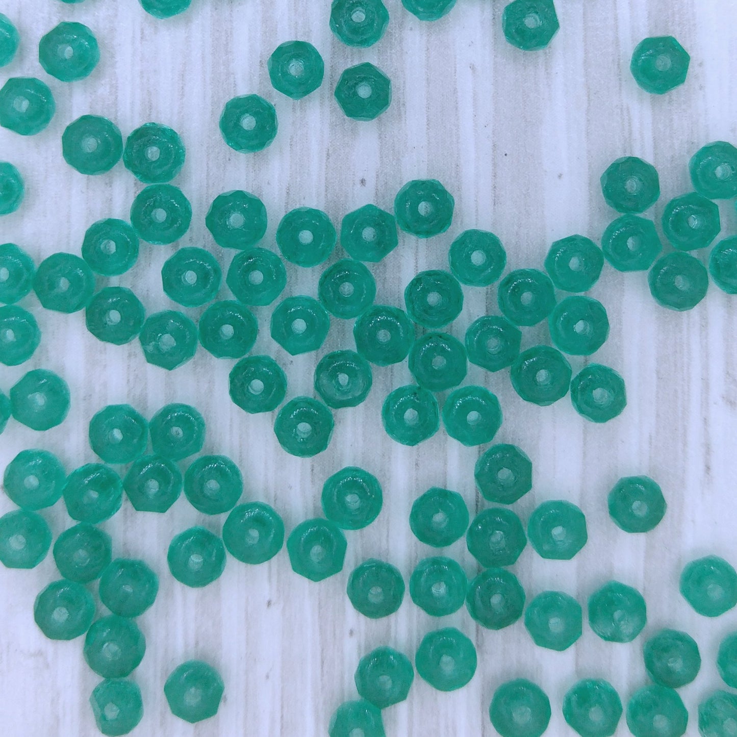 25 x faceted rondelles in Emerald Green (2x3mm)