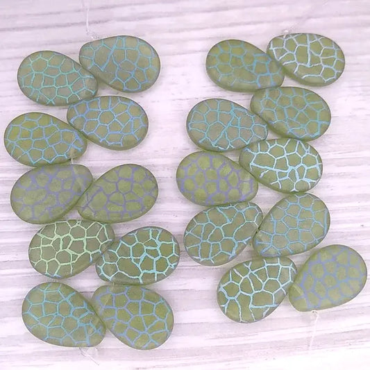 10 x Light Green drops with laser etched Giraffe 2 (18x12mm)