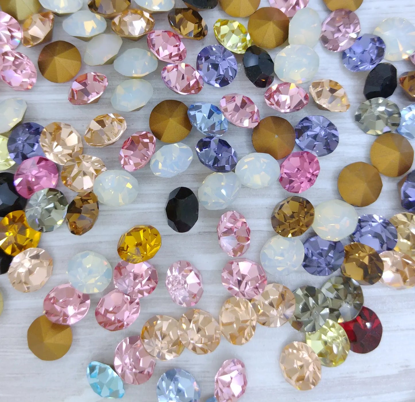 10 x 8mm chatons in a mix of colours (Vintage Czech)